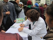 科室副主任在文县义诊